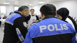 Polislerin malzeme desteğiyle düzenlenen pastacılık kursu genç kızlara umut oldu