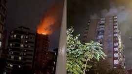 Kadıköy'de 14 katlı binanın çatısına yıldırım düştü