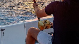 Elazığ'da balıkçıların ağına takılıp balıkçıları havaya uçuran balık bu sefer Tunceli'de oltaya takıldı. Değeri 2 milyon TL