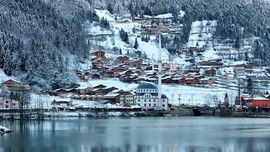 Karadeniz'in incisi Uzungöl kar yağışının ardından beyaz örtü altına girdi