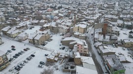 Afyonkarahisar'da kar yağışı etkili oldu. Beyaza bürünen kent havadan görüntülendi