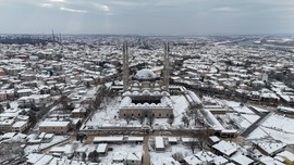 Edirne'de kar yağışı etkili oldu. Selimiye Camii karla kaplandı. O anlar havadan görüntülendi