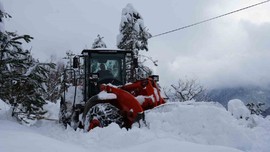 Meteoroloji Müdürlüğünün turuncu kodlu uyarısının ardından Kastamonu'da etkili oldu. Kentte 740 köy yolu ulaşıma kapandı