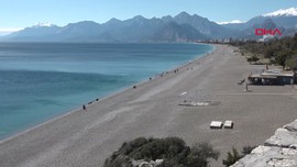 Türkiye genelinde etkili olan soğuk hava Antalya'yı da vurdu. Konyaaltı Sahili'ndeki manzara şaşırttı