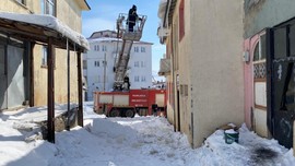 Dondurucu soğukların yaşandığı Bingöl'de büyük tehlike oluşturuyordu. İtfaiye ekipleri olaya el attı