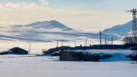 Ağrı'da -19'luk hava kar yağışının ardından her taraf bembeyaz olmuştu. Bugün güneş de açtı. Ortaya çıkan manzara herkesi büyüledi