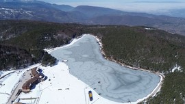 Düzce şehir merkezine 38 kilometre uzaklıkta ve 1.280 metre rakımda bulunan Topuk Yaylası Göleti -10 dereceye indi. Müthiş doğa olayı