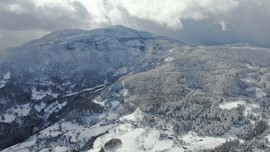 Kastamonu'da en çok kar yağışı alan bölgesi havadan görüntülendi. 1,5 metrelik kar kalınlığına ulaşan yerin manzarası hayran bıraktı