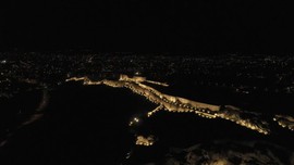 Van'ın günümüze kadar ulaşan tarihi mirasları yeni çehrelerine büründü. Artık gecenin karanlığında tüm ihtişamıyla göz kamaştırıyor