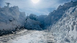 Hakkari'de kar yağışının ardından çalışmalar hızla başladı. 3 metrelik kar tünelleri görüldü