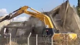 Hatay’da işi bitince belediye ekipleri iş makinesi ile yerle bir etti. 100'lerce kiloluk dev saniyeler içerisinde tuzla buz oldu