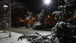 Erzurum'da gece başka gündüz başka mevsim yaşandı. 1 haftadır etkili olan kar, yerini güneşe bıraktı