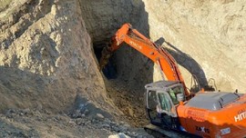 Karabük’te okul inşaatı kazısı sırasında iş makinesinin 4 dişlisi de toprakta sert bir zemine çarptı! Toprağı kaldırınca inanılmaz manzara ortaya çıktı