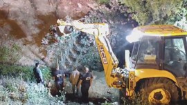 Hatay'da su kanalından acı acı bağırış sesleri geliyordu. 1 tanesi için ihbar üzerine  gelen iş makinesi operatörü gördüğü manzara ile dondu kaldı