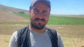 Ankara'da 10 dönümlük soğan tarlasında çalışan çiftçi bir anda toprağın üzerinde onu fark etti. Tam 104 yıllıktı. Acilen ekiplere haber verdi