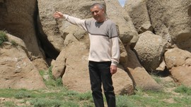 Sivas'ta bozkırın ortasında duruyor sırrı çözülemedi... Her biri 5 metreye kadar uzanıyor, yoldan geçen herkes yanında duruyor