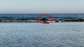 Akdeniz'de denizin ortasındaki kayalıkların üzerindeki manzarayı gören vatandaşlar dehşete düştü. 1 tanesi orada duruyordu