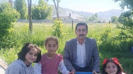 Muş'ta yaşayan vatandaş ve 3 çocuğu tarafından doğada bulundu. Vatandaş onu görür görmez hemen koruması altına aldı