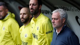 Fenerbahçe'de taraftardan Konyaspor maçında Jose Mourinho'ya mesaj! 2 Türk futbolcu alkışlandı, yabancılar ıslıklandı