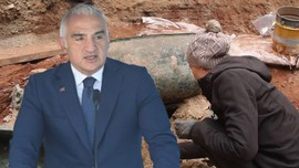Ankara Gordion'da T26 tümülüsünde kazı yapan işçilerin bir anda karşılarında 3,1 metreye 2,8 metre boyunda belirdi. Acilen Bakanlık yetkilerine haber verildi