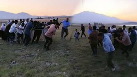 Bitlis'te 10 tane ineği otlatmaya çıkaran çoban, 1 saat sonra 1 tane ineğe bakınca korkunç manzarayı gördü. Tüm köy bir anda oraya yığıldı