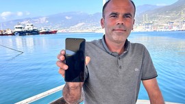 İskenderun'da balıkçı ağına takılan 2,5 metre uzunluğundaki hayvanı görünce neye uğradığını şaşırdı. Çıkarmak için 25 dakika uğraştı sonrasında bunu yaptı