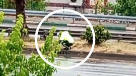 Samsun’da aşırı yağış yüzünden yola şarıl şarıl su taşıyordu. Görevli polis memurunun yaptığı hareketi herkes alkışladı
