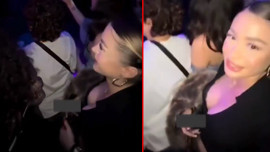 Rapçi Ezhel'in konserine giden genç kız, herkesin içinde kırmızı külodunu çıkarıp sahneye fırlattı. Ezhel'in külodu alıp yaptığı hareket herkesi şaşırttı