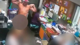 Doktor muayenehanesinde skandal! Erkek doktor çıplak gezip kadın hemşirelere organını gösterdi