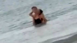 Plajda halka açık alanda cinsel ilişkiye giren çift ortalığı ayağa kaldırdı. Kıyıdakiler tepki gösterdi