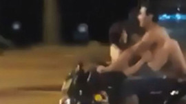 Motorun üzerinde cinsel ilişkiye giren çift büyük tepki topladı