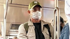 Metroda şaşırtan anlar! Önce 1 yolcu onu fark etti sonra diğer yolcular hemen fotoğrafını çekti