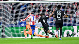 Şampiyonlar Ligi’nde gecenin olayı! 3 gol yiyen kalecinin gözünün yaşına bakmadı!