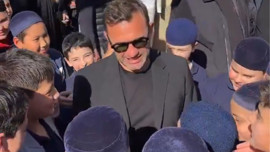 Okan Buruk'tan derbi öncesi Kur'an kursuna ziyaret: Minik öğrencilerden dua istedi