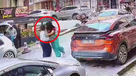 Sosyal medya fenomeni trafiği birbirine kattı! Tartıştığı kadına kafa atıp saldırdı