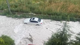 Ankara'yı sağanak ve dolu vurdu! Bir anda bastırdı, yollar beyaza büründü