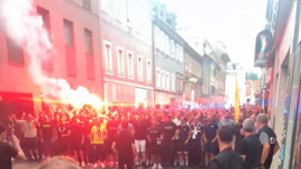 Fenerbahçe taraftarı Graz'ı salladı! Meşaleler yandı, tezahüratlar sokakları inletti!