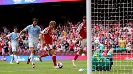 Arsenal, finalde Manchester City’ye futbol dersi verdi! Community Shield’i müzesine götürdü