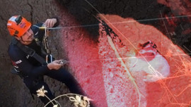 Siirt'te 30 metrelik mağara obruğunun içinden çıkarıldı! Hayvanın yüzü herkesi korkuttu