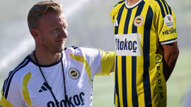 Fenerbahçe'nin yeni teknik direktörü Kuyt 1 ismi kadroya çivi gibi çaktı! 30 milyon euroluk yıldıza resmen müjde