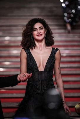 Güzel oyuncu Nesrin Cavadzade, dekolteli elbisesiyle büyüledi - Resim: 1
