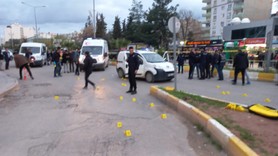 Kırmızı ışıkta otomobile silahlı saldırı: Ölüler var