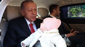 Cumhurbaşkanı Erdoğan 8 aylık Lina bebeği sevdi