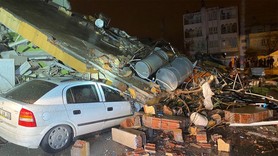 Adıyaman’da ağır hasarlı 4 katlı bina çöktü