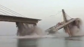 Hindistan'da köprü bir anda çöktü! İşte o anlar...
