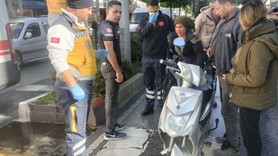 Antalya'da elektrikli bisiklet ve ticari taksi çarpıştı! Kaza anı güvenlik kamerasına yansıdı