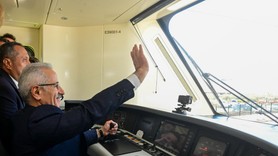 Gaziray’da kullanılacak ilk milli banliyö tren seti raylara çıktı! Bakan Uraloğlu ilk setin test sürüşünü gerçekleştirdi