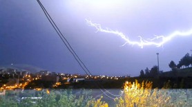 Diyarbakır'da gece vakti gökyüzünde peş peşe meydana geldi. Saniyeler içinde geceyi gündüze çevirdi