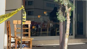 Kıraathane önünde oturan 24 yaşındaki gence 14 el ateş edildi