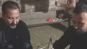 Köpek seslerini duyup dışarı çıktı, gözlerine inanamadı! Yaralı hayvanı evine aldı o hali yürek burktu